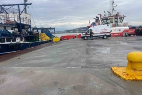 Çanakkale Boğazı’nda balıkçılar, denizde çırpınan bir kişiyi kurtardı