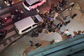 Esenyurt’ta yol verme tartışması: Kadın motorcuyu kaputunda sürükledi