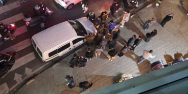 Esenyurt’ta yol verme tartışması: Kadın motorcuyu kaputunda sürükledi