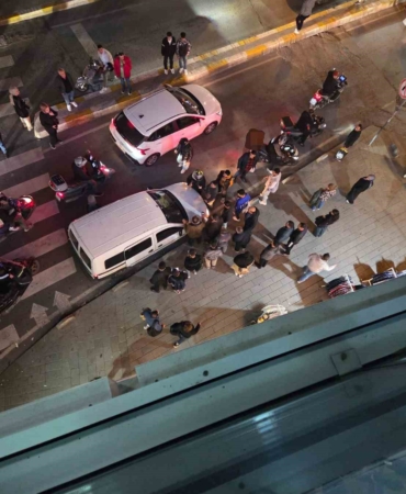 Esenyurt’ta yol verme tartışması: Kadın motorcuyu kaputunda sürükledi