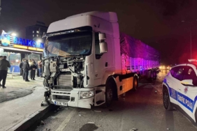Sultangazi’de kontrolden çıkan tır, park halindeki 5 araca çarptı: 1 yaralı