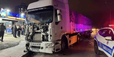 Sultangazi’de kontrolden çıkan tır, park halindeki 5 araca çarptı: 1 yaralı