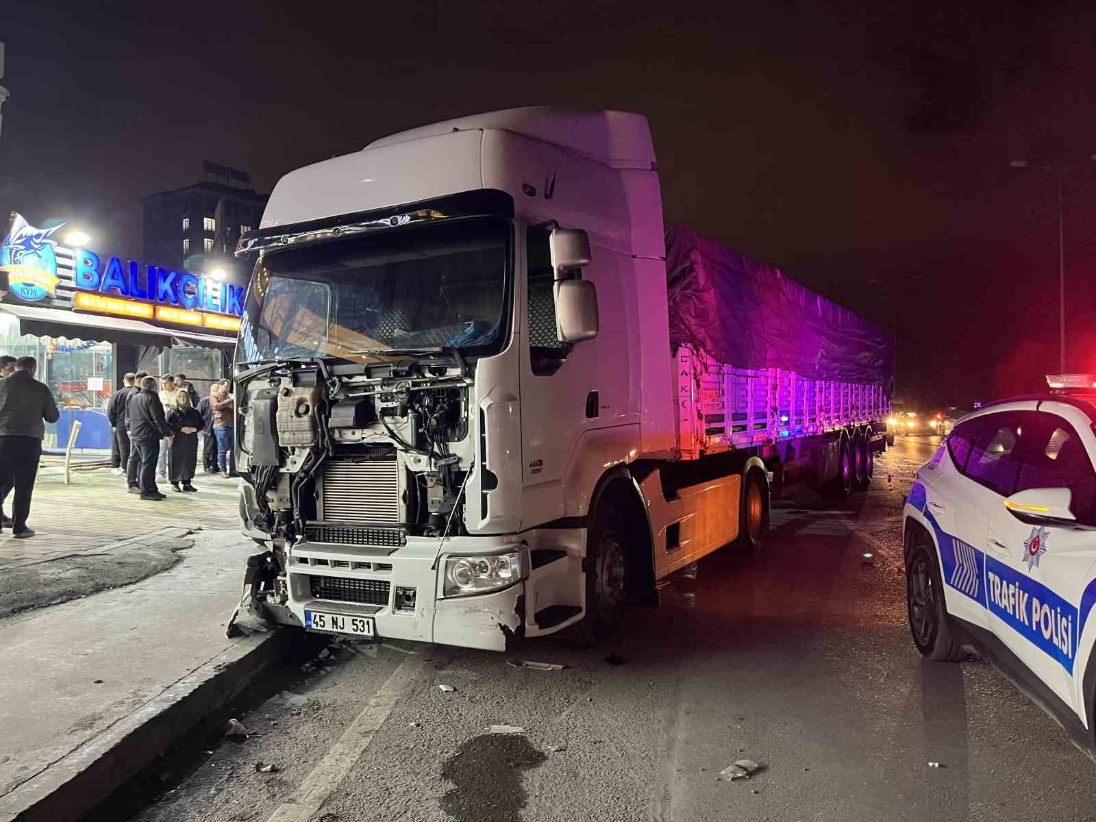 Sultangazi’de kontrolden çıkan tır, park halindeki 5 araca çarptı: 1 yaralı
