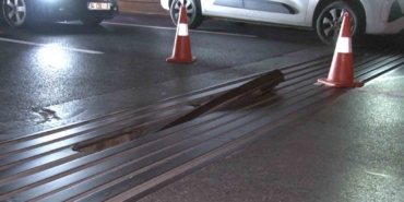 Bayrampaşa’da yerinden çıkan genleşme derzi, çok sayıda aracın lastiklerini patlattı