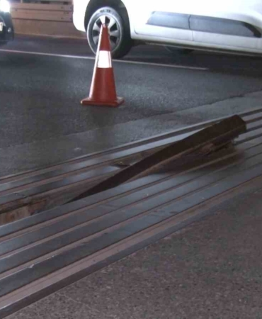 Bayrampaşa’da yerinden çıkan genleşme derzi, çok sayıda aracın lastiklerini patlattı