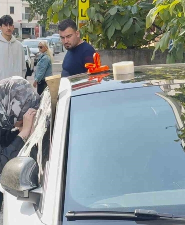 Kartal’da otomobilde kilitli kalan 2 yaşındaki çocuk cam kırılarak kurtarıldı