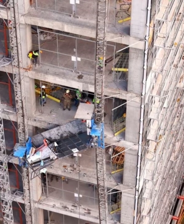 Şantiyede yük asansörünün halatı koptu: 2 yaralı