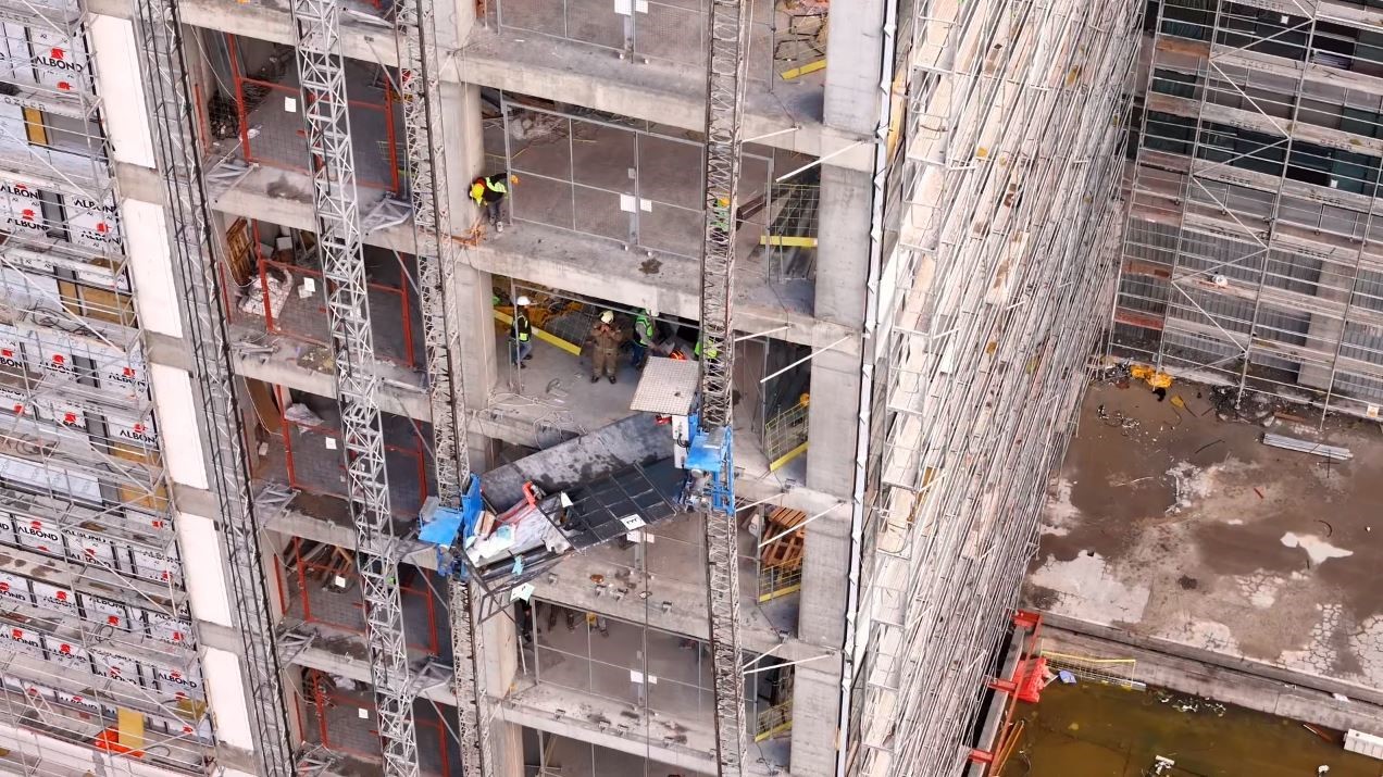 Şantiyede yük asansörünün halatı koptu: 2 yaralı