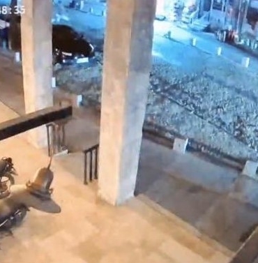 Balıkesir’de 6.1 büyüklüğündeki deprem güvenlik kamerasında