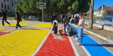 Üniversiteli gençlerden İlkokula çocuklar için oyun alanı