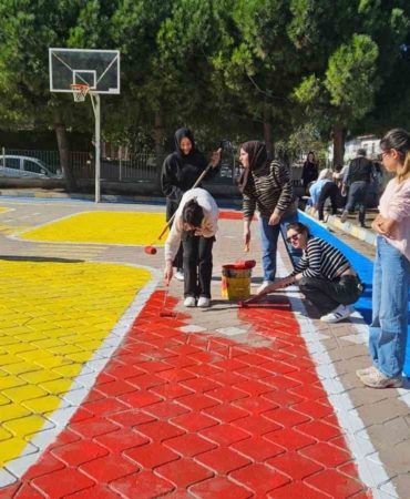 Üniversiteli gençlerden İlkokula çocuklar için oyun alanı
