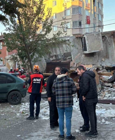 Enkaz altında 7 kişinin olduğu tahmin ediliyor