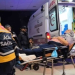 Kontrolden çıkan otomobil duvara çarptı: 3 kişi yaralandı