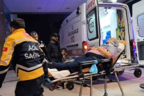 Kontrolden çıkan otomobil duvara çarptı: 3 kişi yaralandı