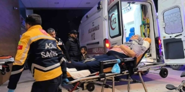 Kontrolden çıkan otomobil duvara çarptı: 3 kişi yaralandı