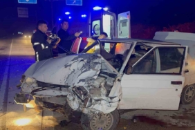 Araçta sıkışan yaralılar kurtarıldı