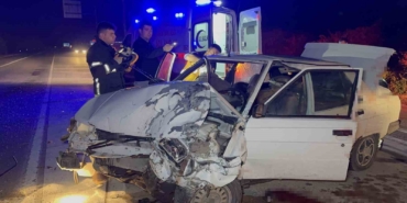 Araçta sıkışan yaralılar kurtarıldı