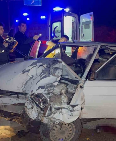 Araçta sıkışan yaralılar kurtarıldı