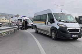 Servis minibüsünün çarptığı yaşlı adam ağır yaralandı.