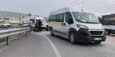 Servis minibüsünün çarptığı yaşlı adam ağır yaralandı.