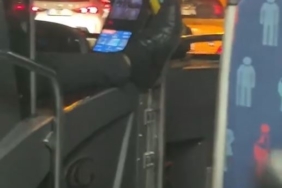 İETT otobüsünde şok eden olay kameraya yansıdı: Şoför ayağını akbil basma alanına uzatarak araç kullandı