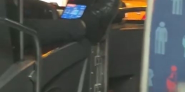 İETT otobüsünde şok eden olay kameraya yansıdı: Şoför ayağını akbil basma alanına uzatarak araç kullandı