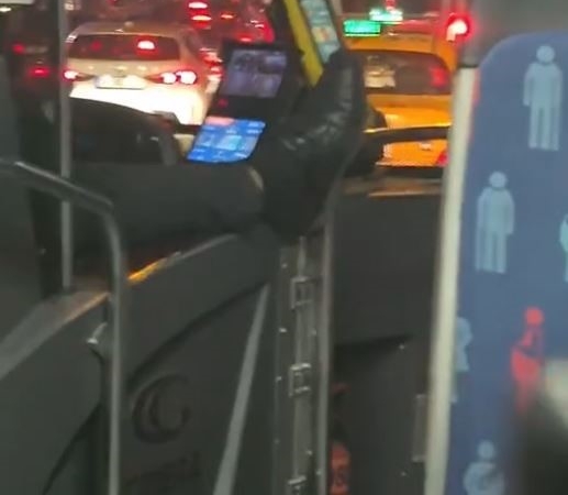 İETT otobüsünde şok eden olay kameraya yansıdı: Şoför ayağını akbil basma alanına uzatarak araç kullandı
