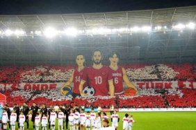 Filistinli çocuklar, milli futbolcularla birlikte seremoniye çıktı