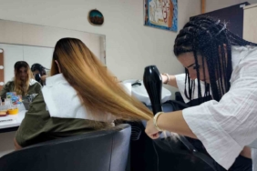 En özel kuaförler yeteneklerini anneleriyle paylaştı