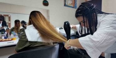 En özel kuaförler yeteneklerini anneleriyle paylaştı