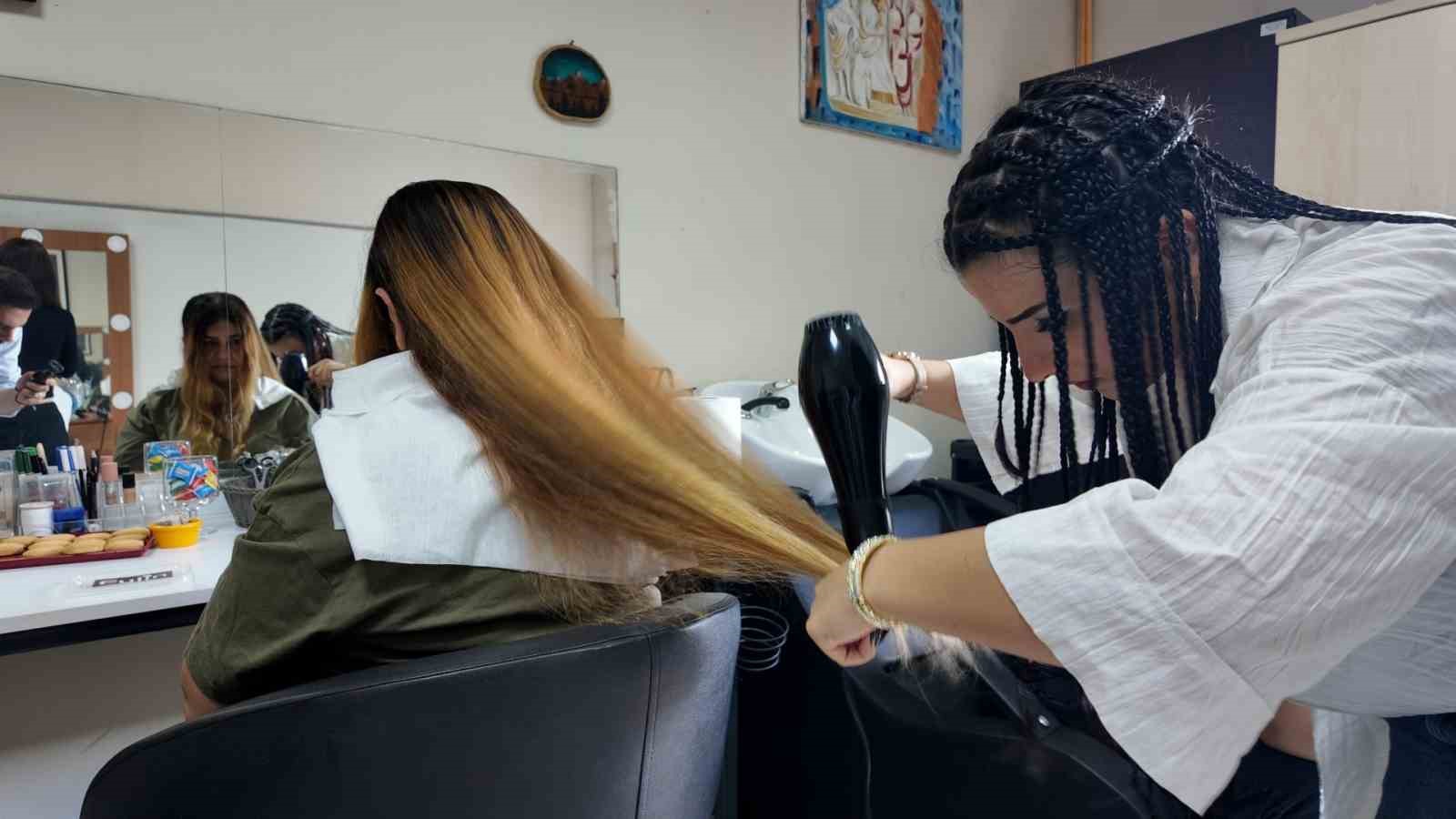 En özel kuaförler yeteneklerini anneleriyle paylaştı