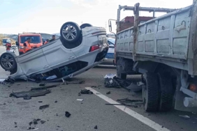 Kamyonete çarpan araç takla attı: 2 yaralı