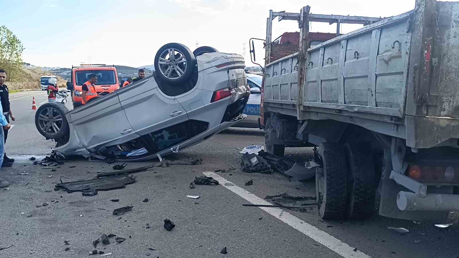 Kamyonete çarpan araç takla attı: 2 yaralı