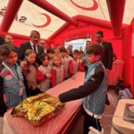 Vali öğrencilerle geleneksel oyunlar oynadı