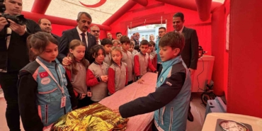 Vali öğrencilerle geleneksel oyunlar oynadı