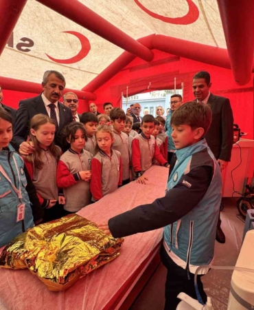 Vali öğrencilerle geleneksel oyunlar oynadı