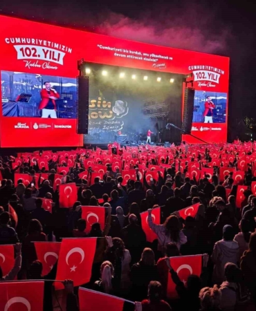 Beşiktaş’ta Cumhuriyet Bayramı kortej yürüyüşü ve konserle kutlandı
