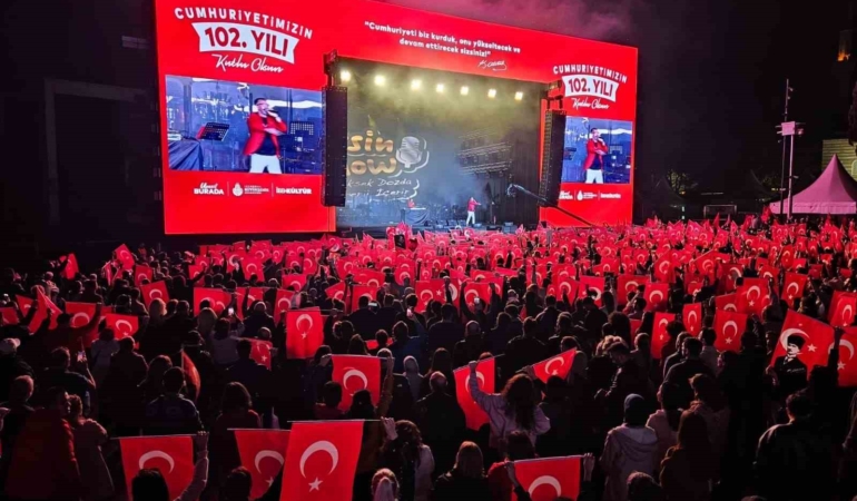 Beşiktaş’ta Cumhuriyet Bayramı kortej yürüyüşü ve konserle kutlandı