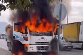 Seyir halindeki kamyon alev alev yandı
