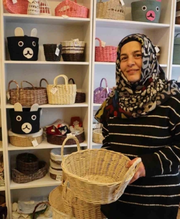Yalova’da kadınların atık kağıttan ürettikleri sepetler ilgi görüyor