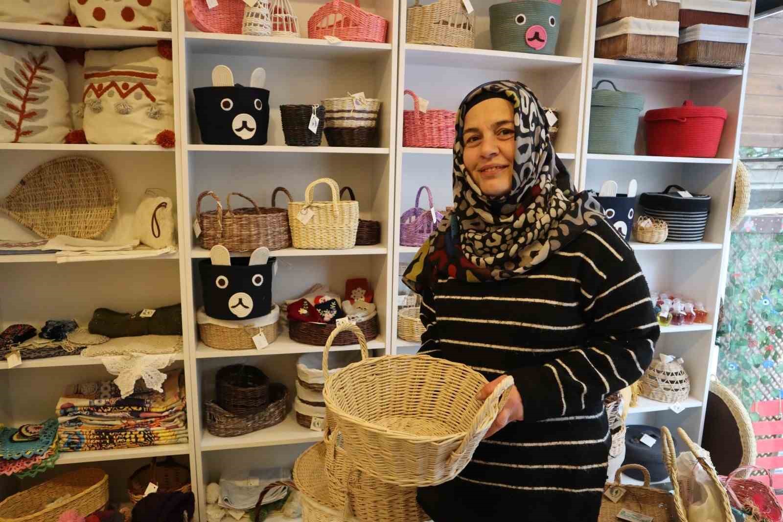 Yalova’da kadınların atık kağıttan ürettikleri sepetler ilgi görüyor