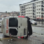 Büyükçekmece’de yolcu minibüsü devrildi: 1’i ağır 2 yaralı