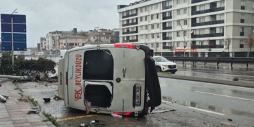 Büyükçekmece’de yolcu minibüsü devrildi: 1’i ağır 2 yaralı