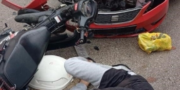 Motosiklet ve otomobil kafa kafaya çarpıştı: 1 yaralı