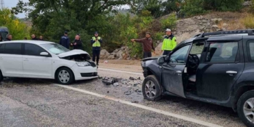 Otomobillerin çarpıştığı kazada 2 kişi yaralandı