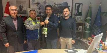 Bulduğu altın dolu çantayı polise teslim etti