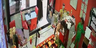 Kadınlar çocuğa dükkandaki kasadan 3 bin lirayı böyle çaldırdı