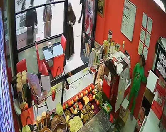 Kadınlar çocuğa dükkandaki kasadan 3 bin lirayı böyle çaldırdı