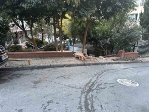 Şişli’de kontrolden çıkan otomobil duvara çarptı