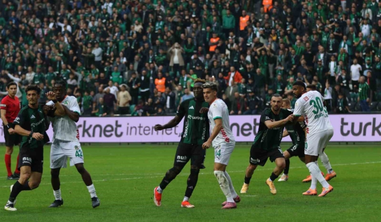 Trendyol Süper Lig: Kocaelispor: 0 - Alanyaspor: 0 (İlk yarı)